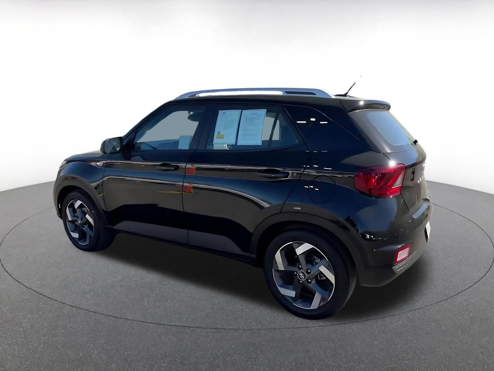 Used 2025 Hyundai Venue SEL FWD image 10