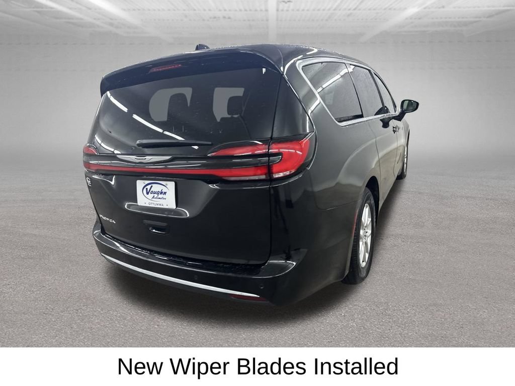 Used 2025 Chrysler Pacifica Select FWD image 14