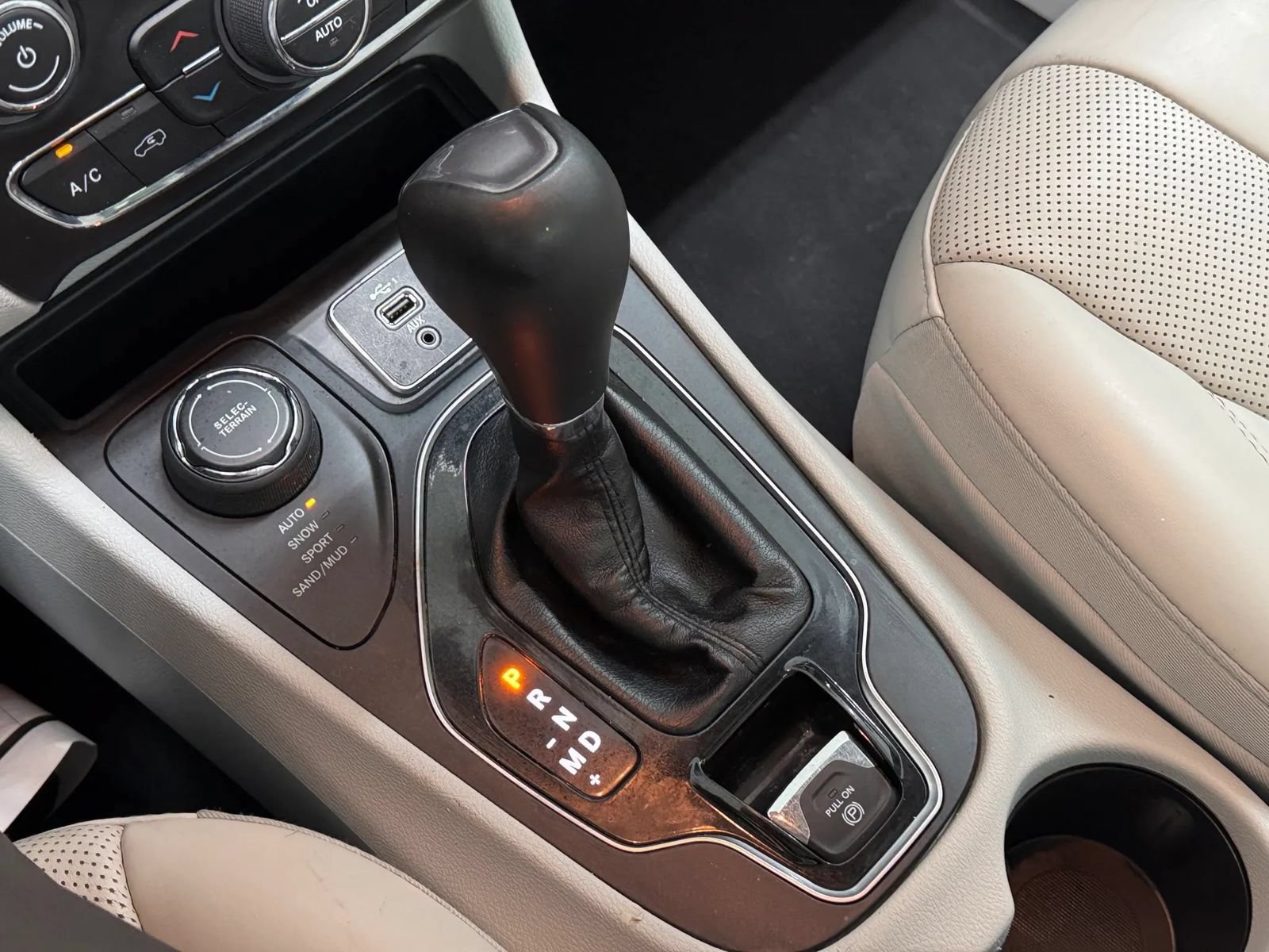 Used 2019 Jeep Cherokee Limited w/ Luxury Group AWD/4WD image 31