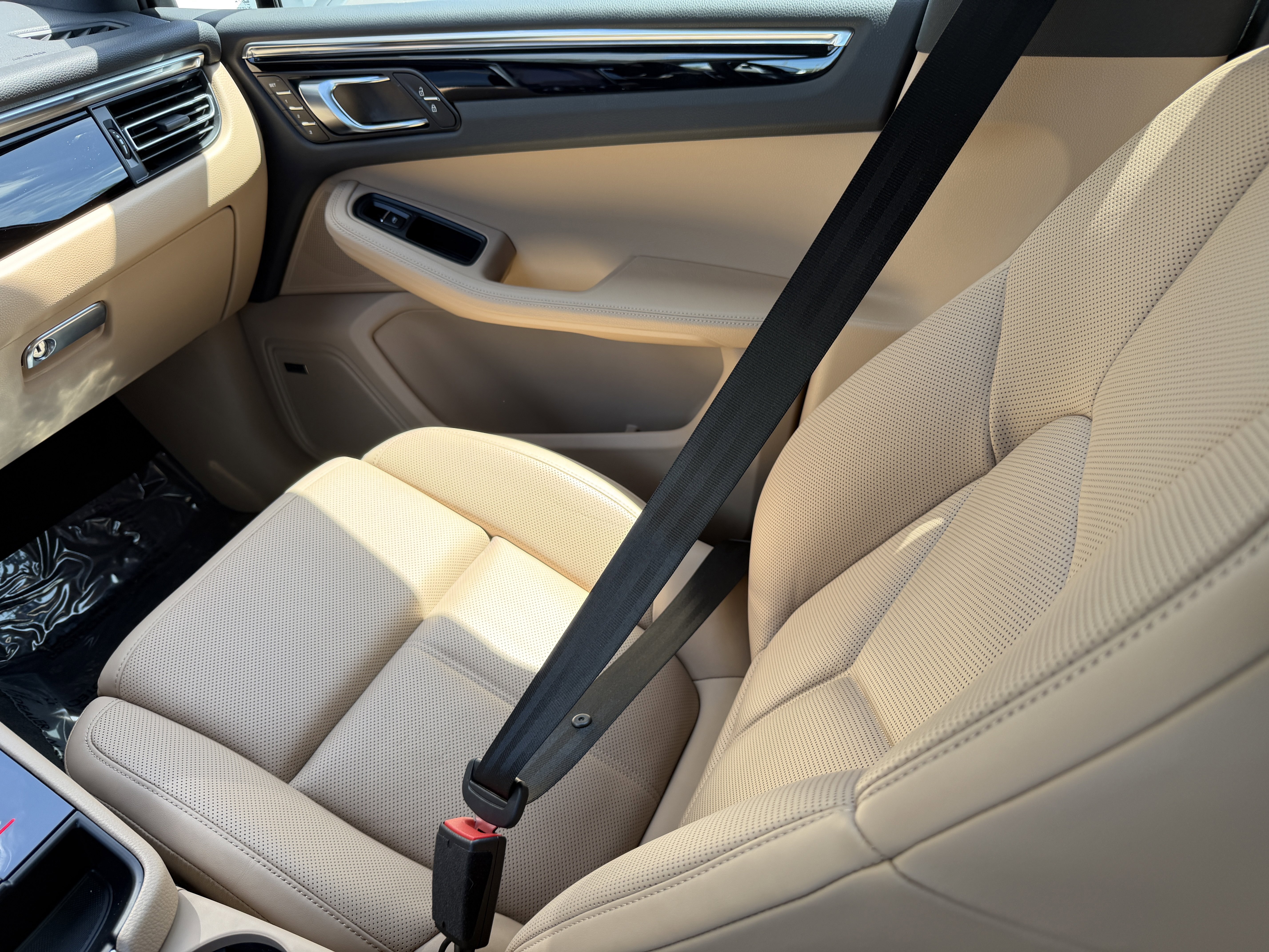 Certified 2025 Porsche Macan image 20