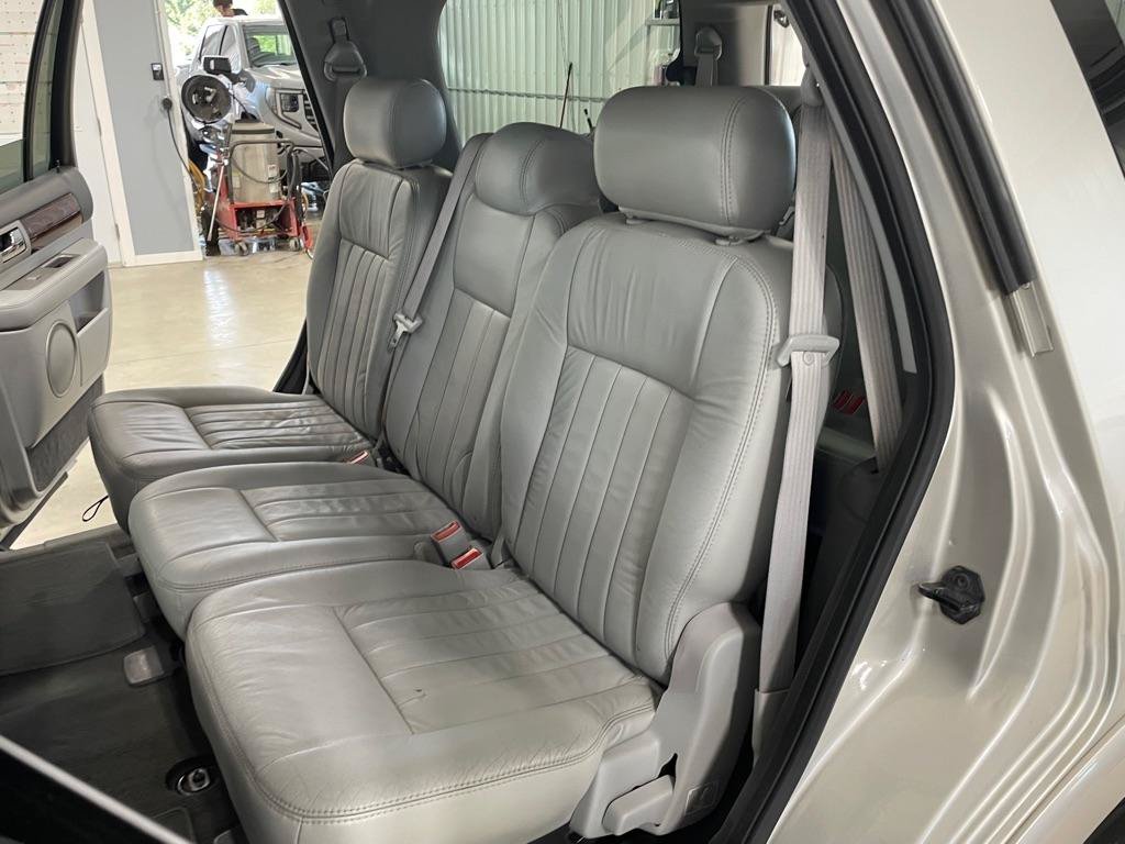 Used 2005 Lincoln Navigator Luxury AWD/4WD image 14