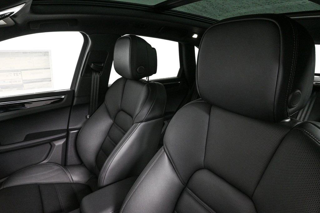 Certified 2026 Porsche Macan AWD/4WD image 5