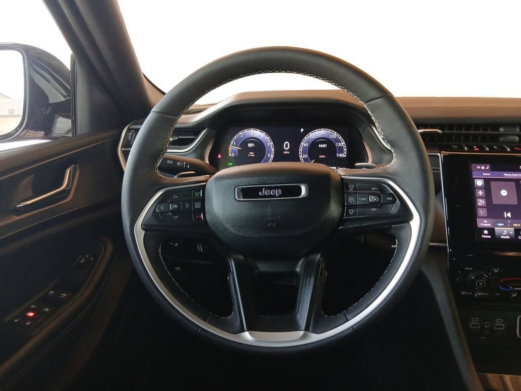 Used 2025 Jeep Grand Cherokee Altitude AWD/4WD image 18
