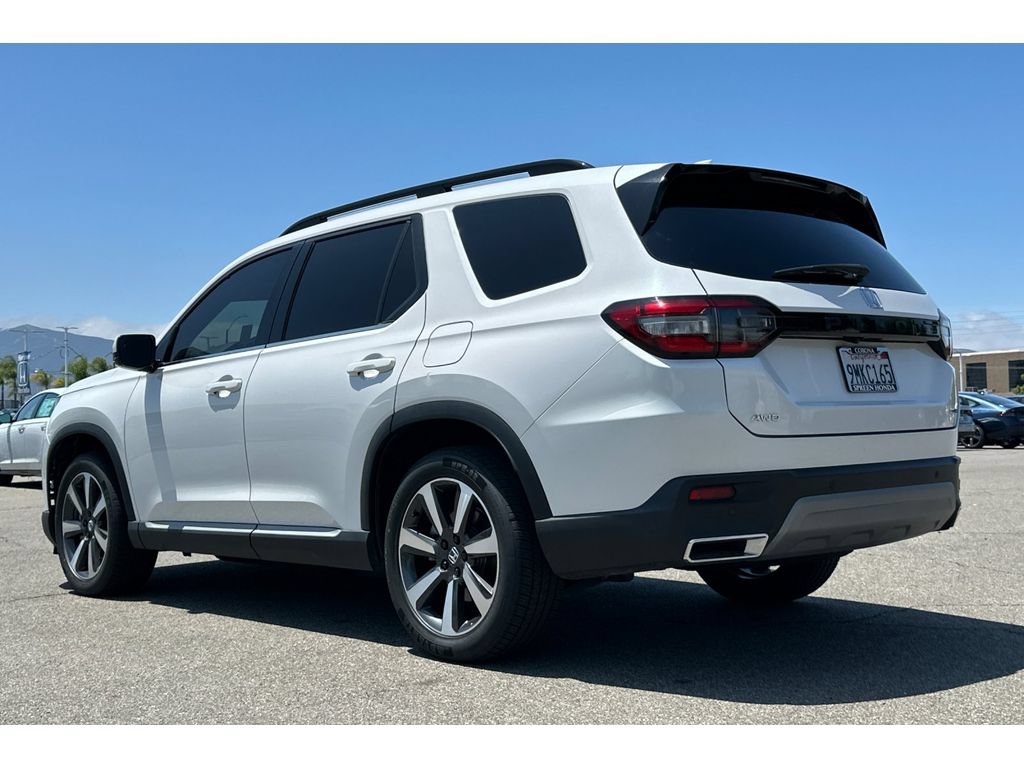 Certified 2025 Honda Pilot Touring image 3