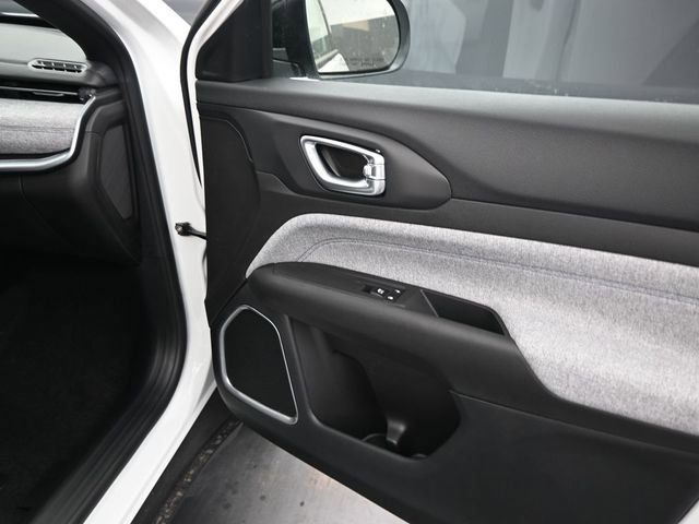 Used 2025 Jeep Compass Sport image 11