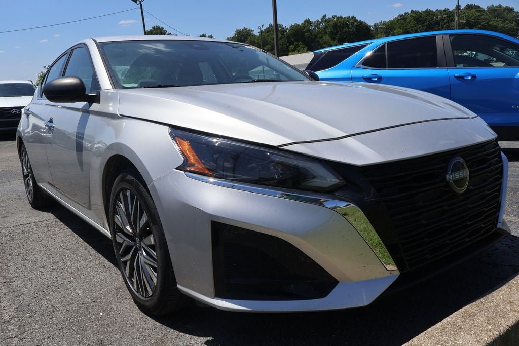 Used 2024 Nissan Altima 2.5 SV FWD image 2