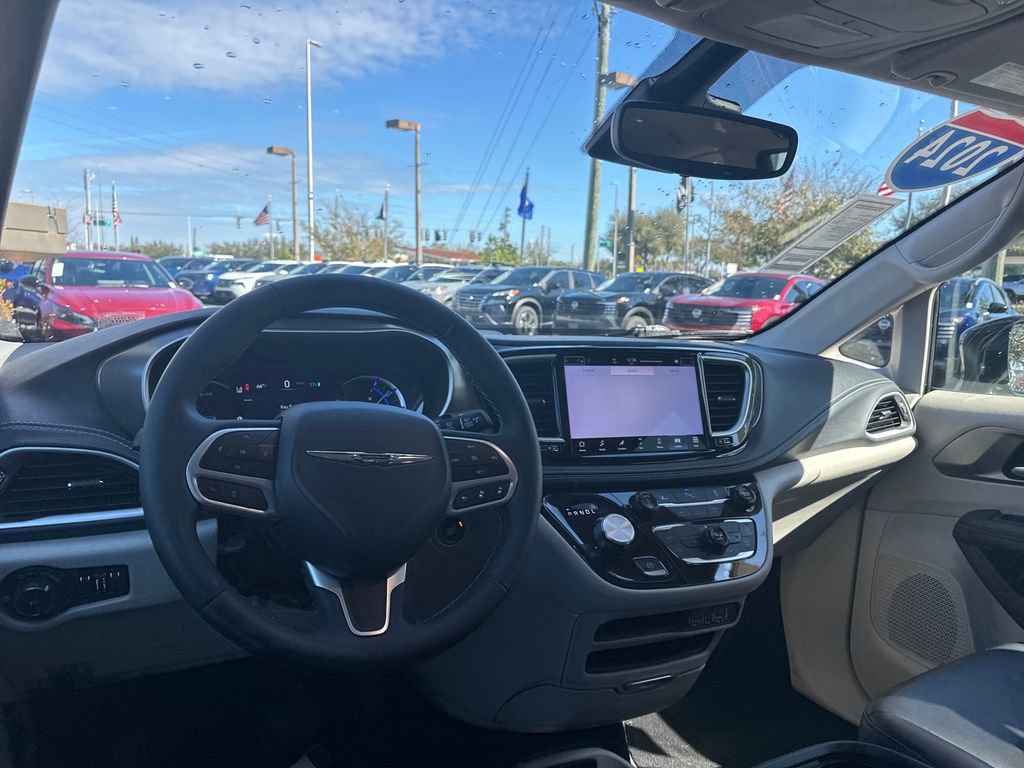 Used 2024 Chrysler Pacifica Select image 22