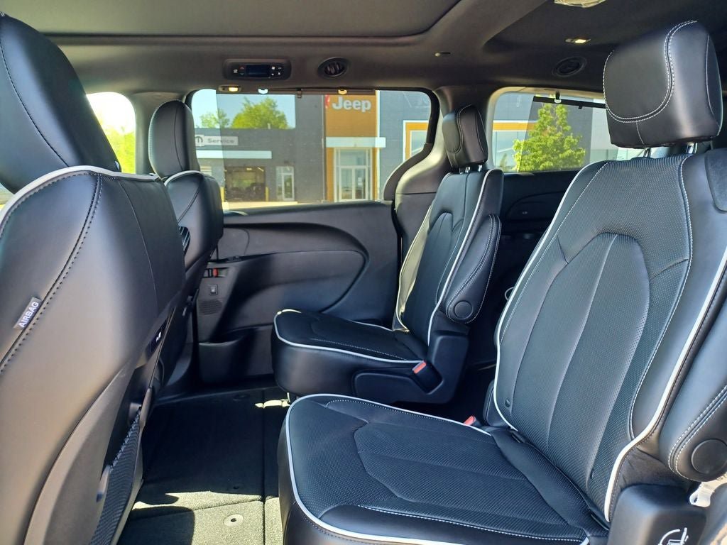 New 2027 Chrysler Pacifica Limited AWD/4WD image 31