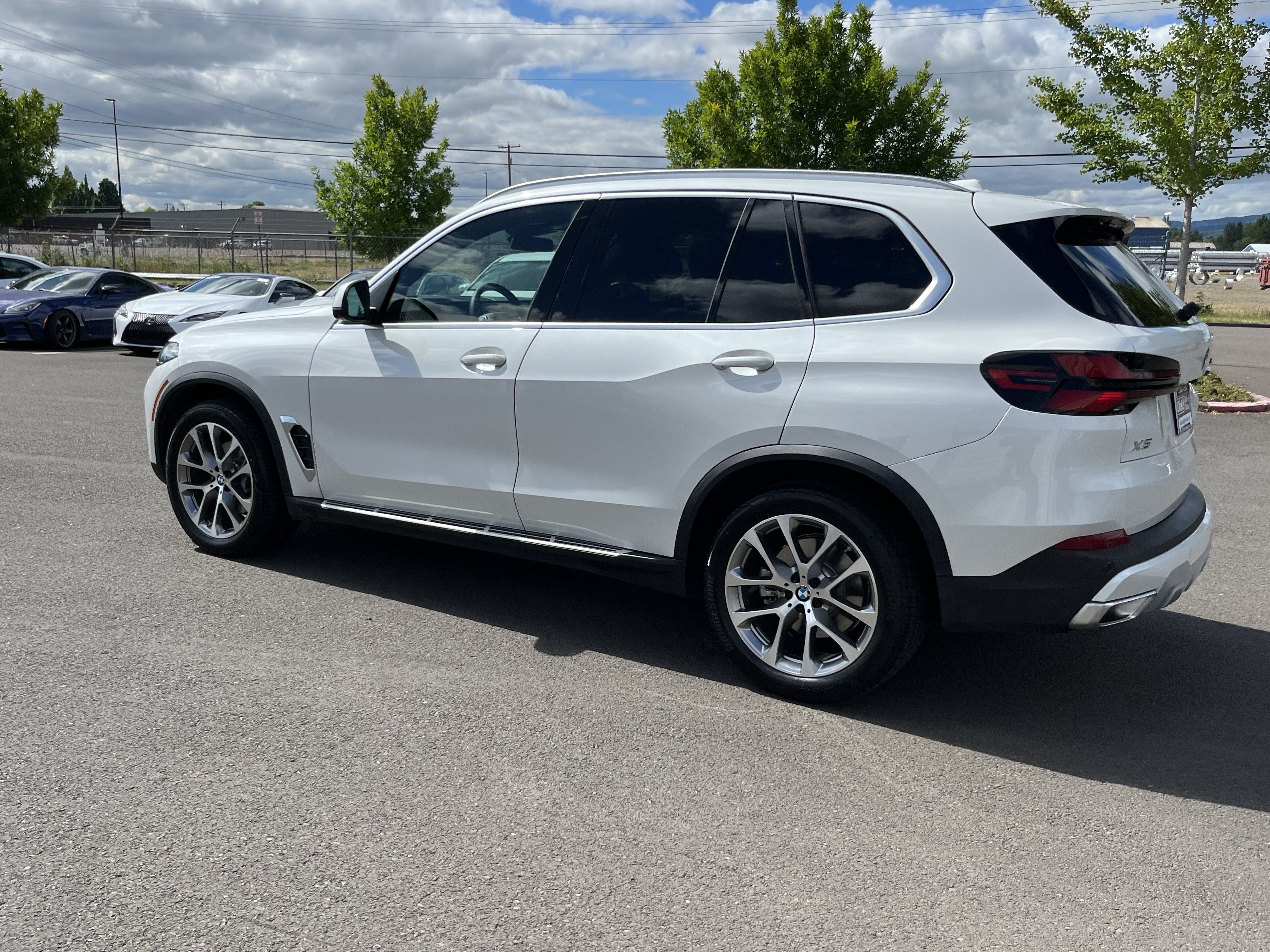 Used 2026 BMW X5 xDrive40i w/ Premium Package AWD/4WD image 3