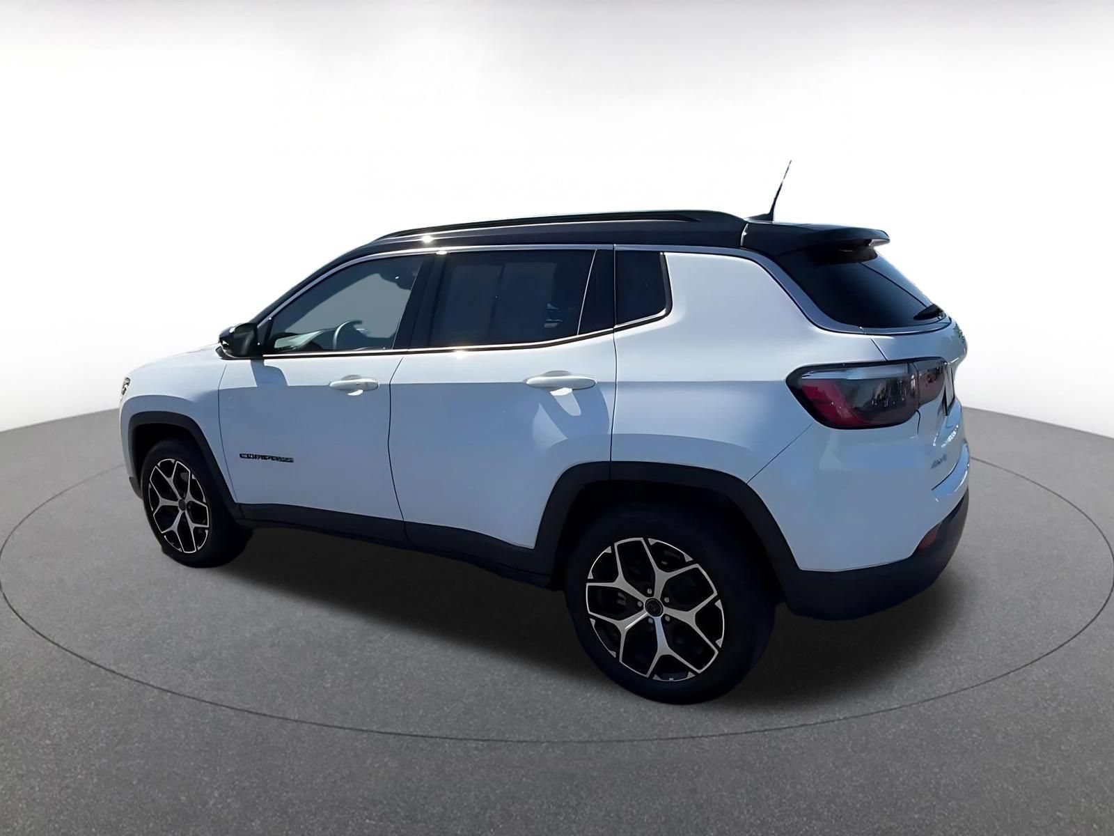Used 2025 Jeep Compass Limited AWD/4WD image 9