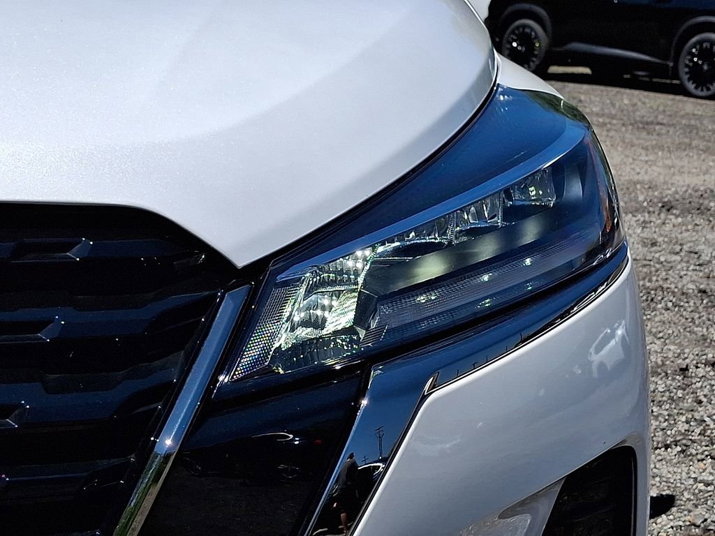 Certified 2023 Nissan Kicks SR w/ SR Premium Package FWD image 10