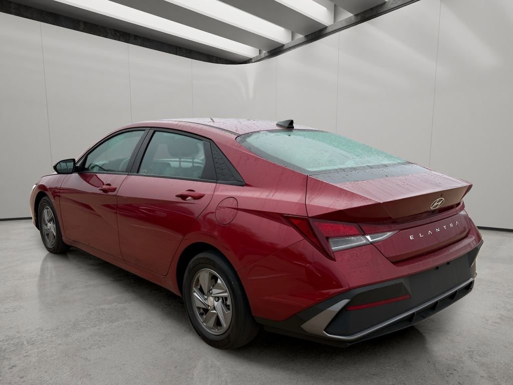 Used 2024 Hyundai Elantra SE FWD image 3