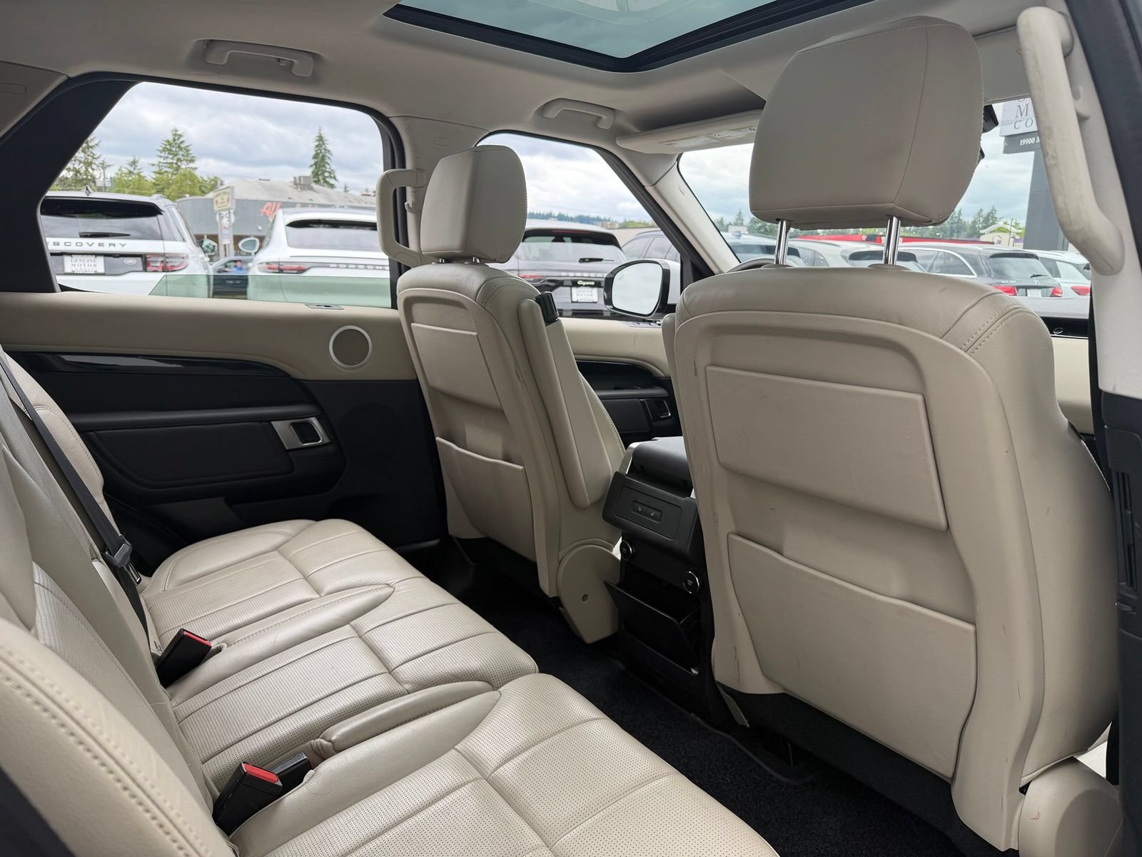 Used 2019 Land Rover Discovery SE AWD/4WD image 22