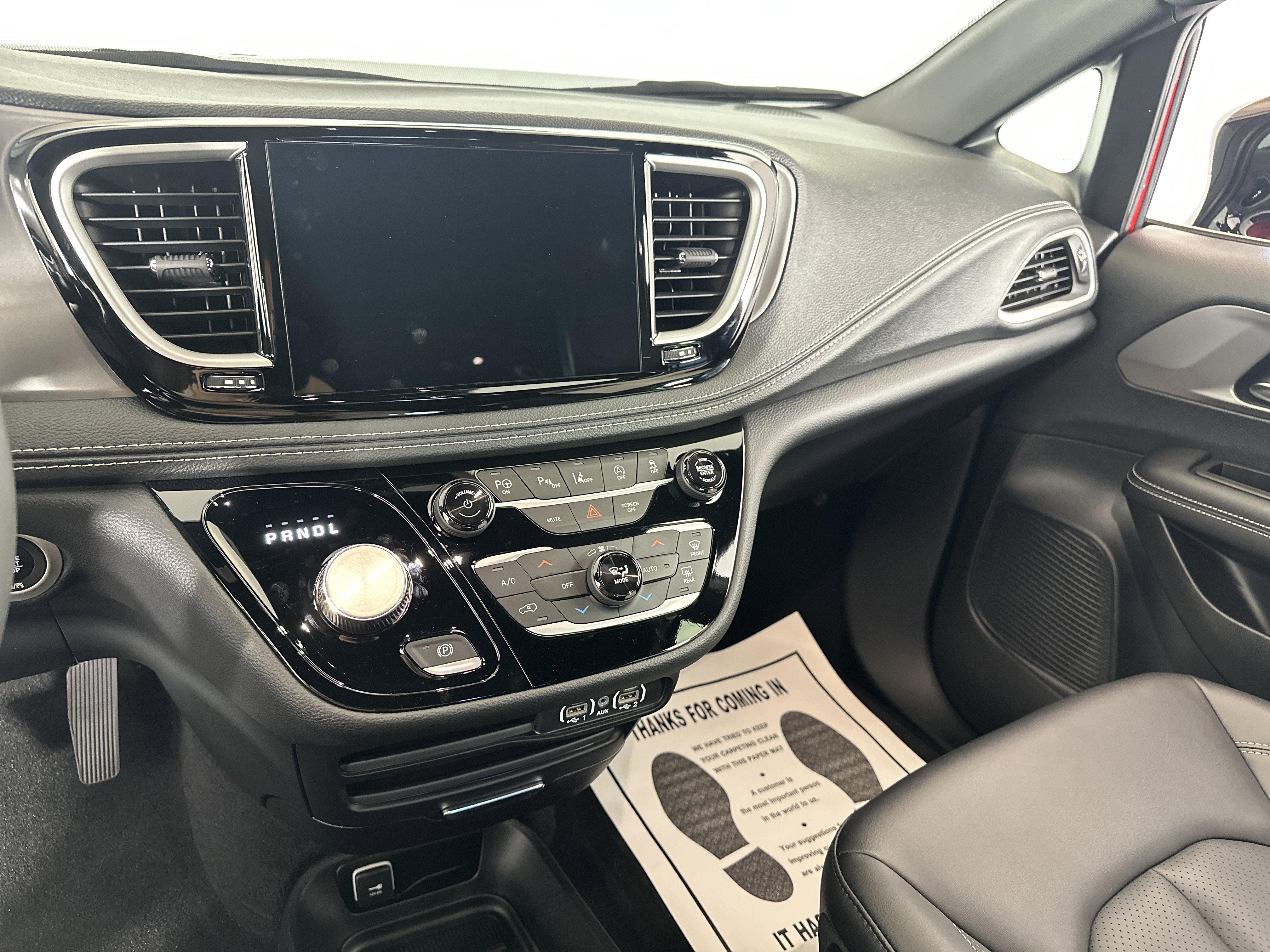 Used 2025 Chrysler Pacifica Select image 4