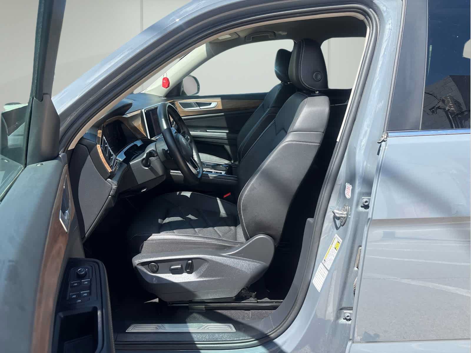Used 2025 Volkswagen Atlas SE AWD/4WD image 9