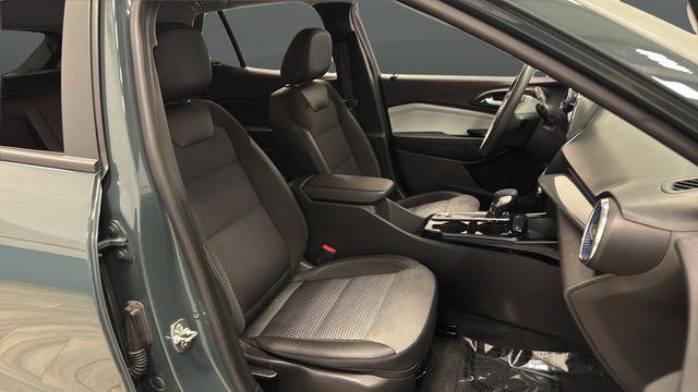 Used 2025 Chevrolet Trax LT FWD image 24