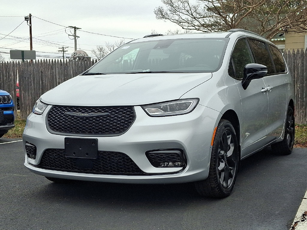 New 2026 Chrysler Pacifica Select w/ S Appearance Package AWD/4WD image 3