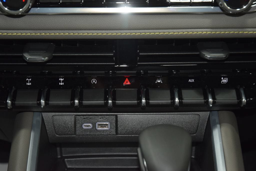 New 2026 Chevrolet Colorado ZR2 w/ Technology Package AWD/4WD image 37