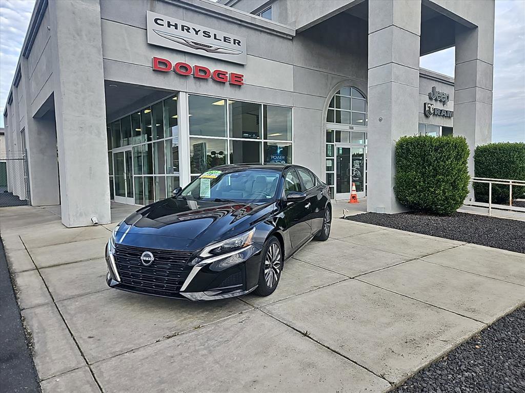 Used 2023 Nissan Altima 2.5 SV w/ SV Premium Package image 1