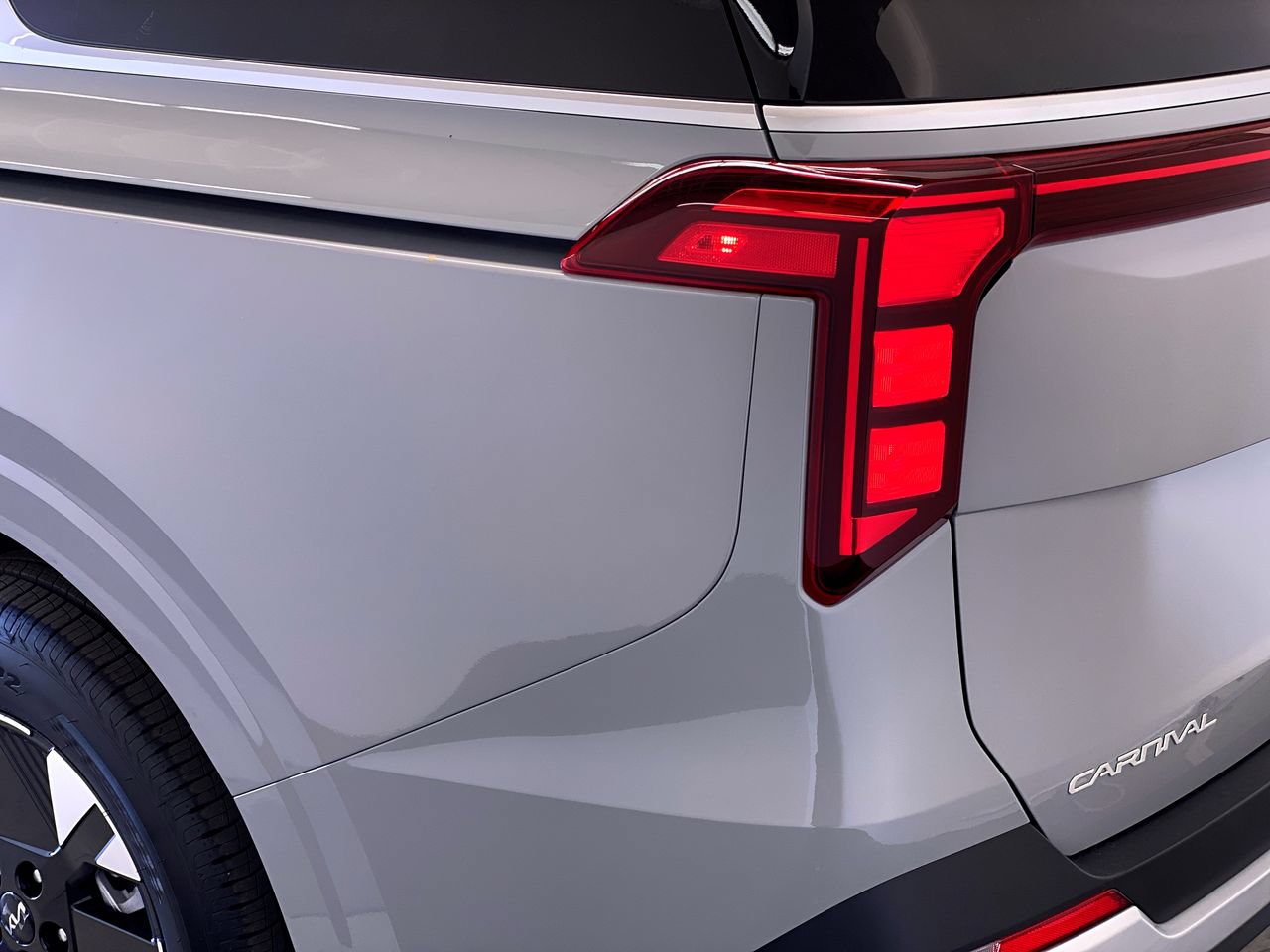 New 2027 Kia Carnival LXS FWD image 9