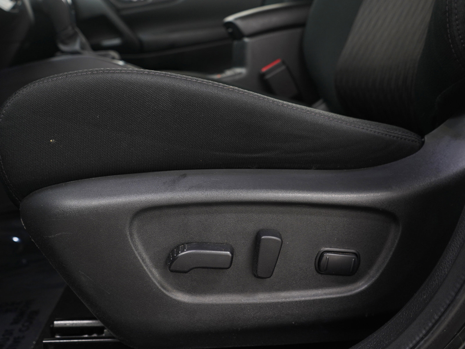 Used 2020 Nissan Rogue SV image 23