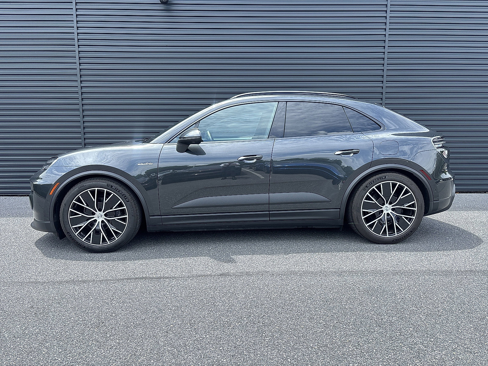 Used 2024 Porsche Macan 4 Electric image 3