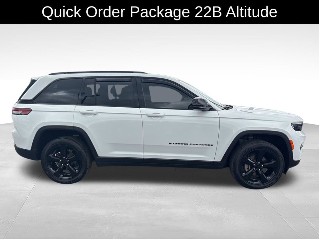Used 2022 Jeep Grand Cherokee Altitude AWD/4WD image 2