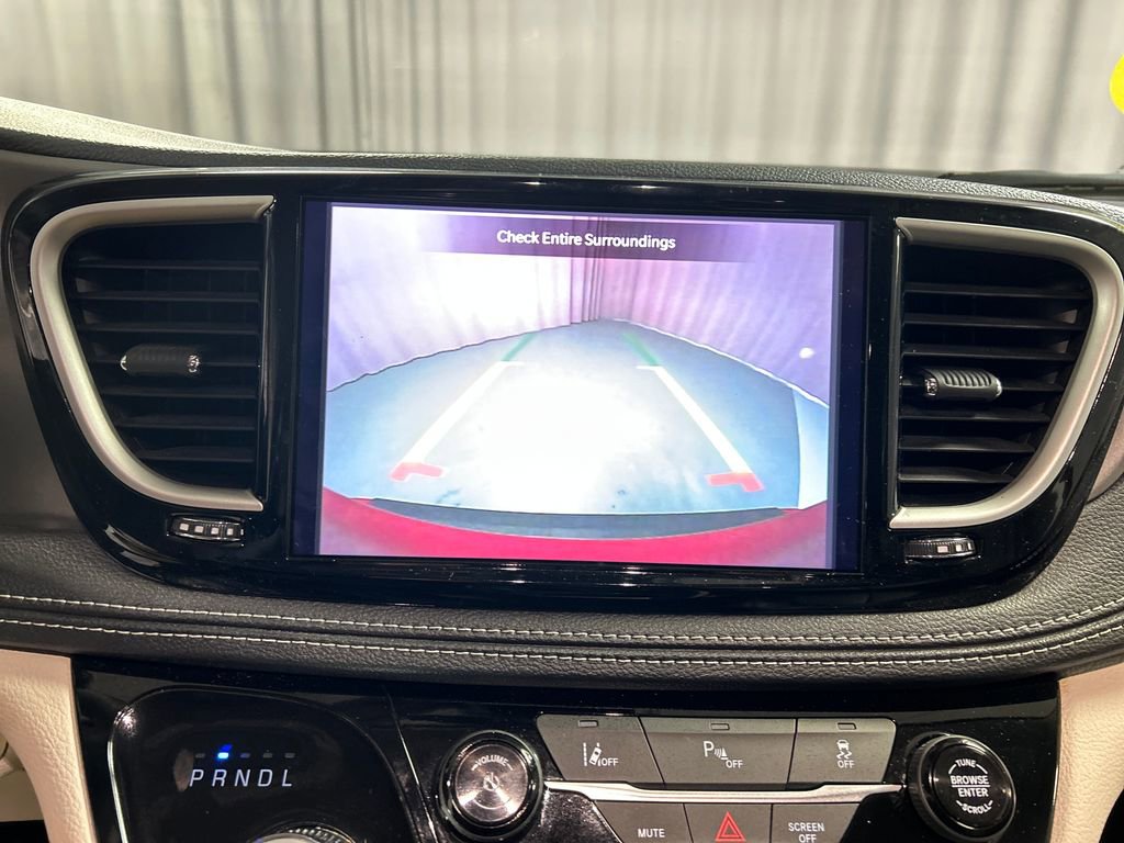 Used 2024 Chrysler Pacifica Select image 18