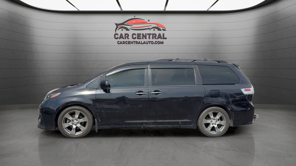 Used 2017 Toyota Sienna SE Premium FWD image 2