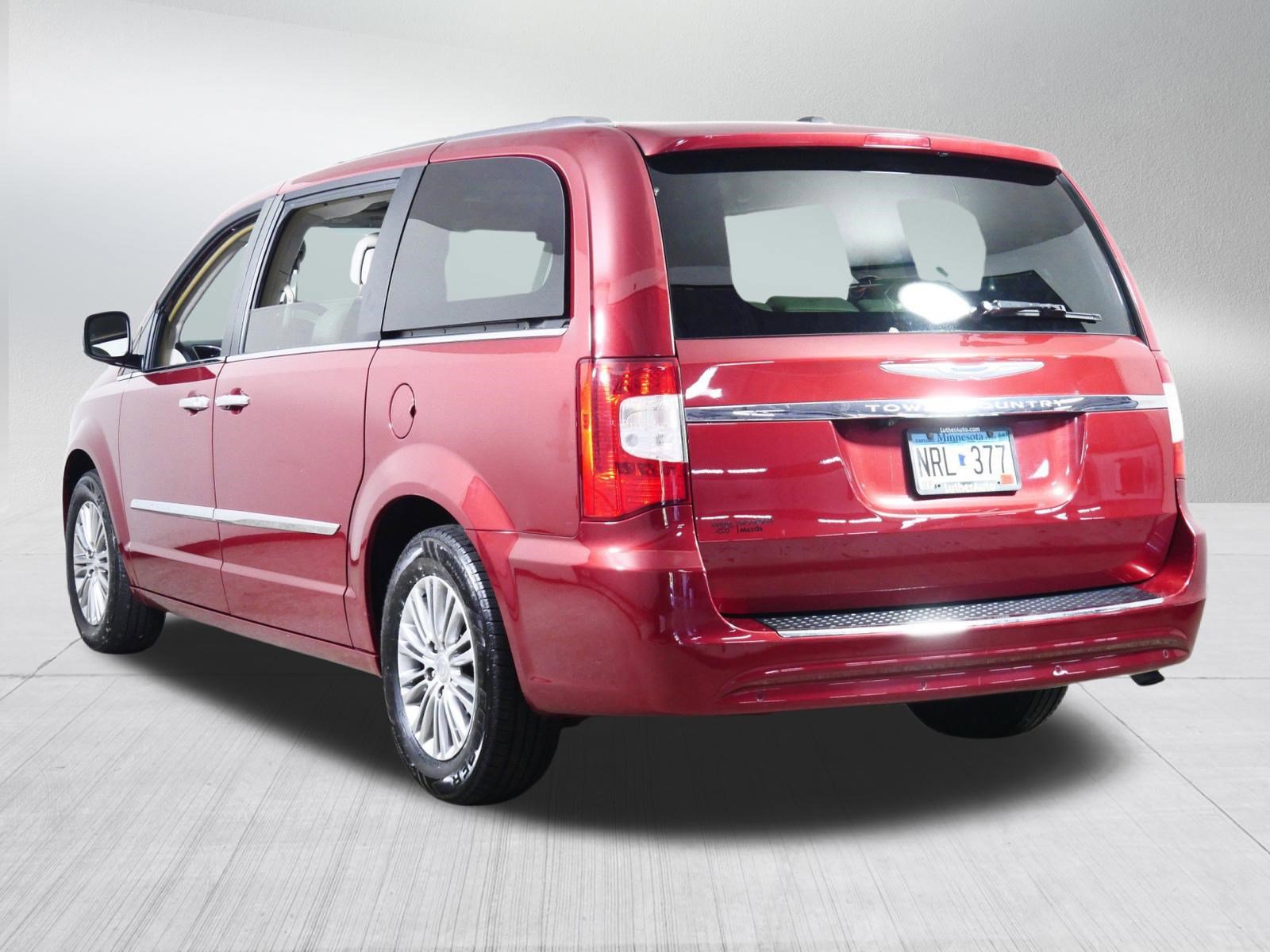 Used 2014 Chrysler Town & Country Touring-L w/ Driver Convenience Group FWD image 5