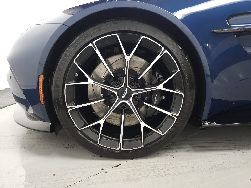 Used 2025 Aston Martin V8 Vantage Coupe RWD image 38