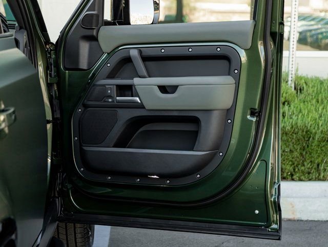 New 2026 Land Rover Defender 110 X-Dynamic SE image 25