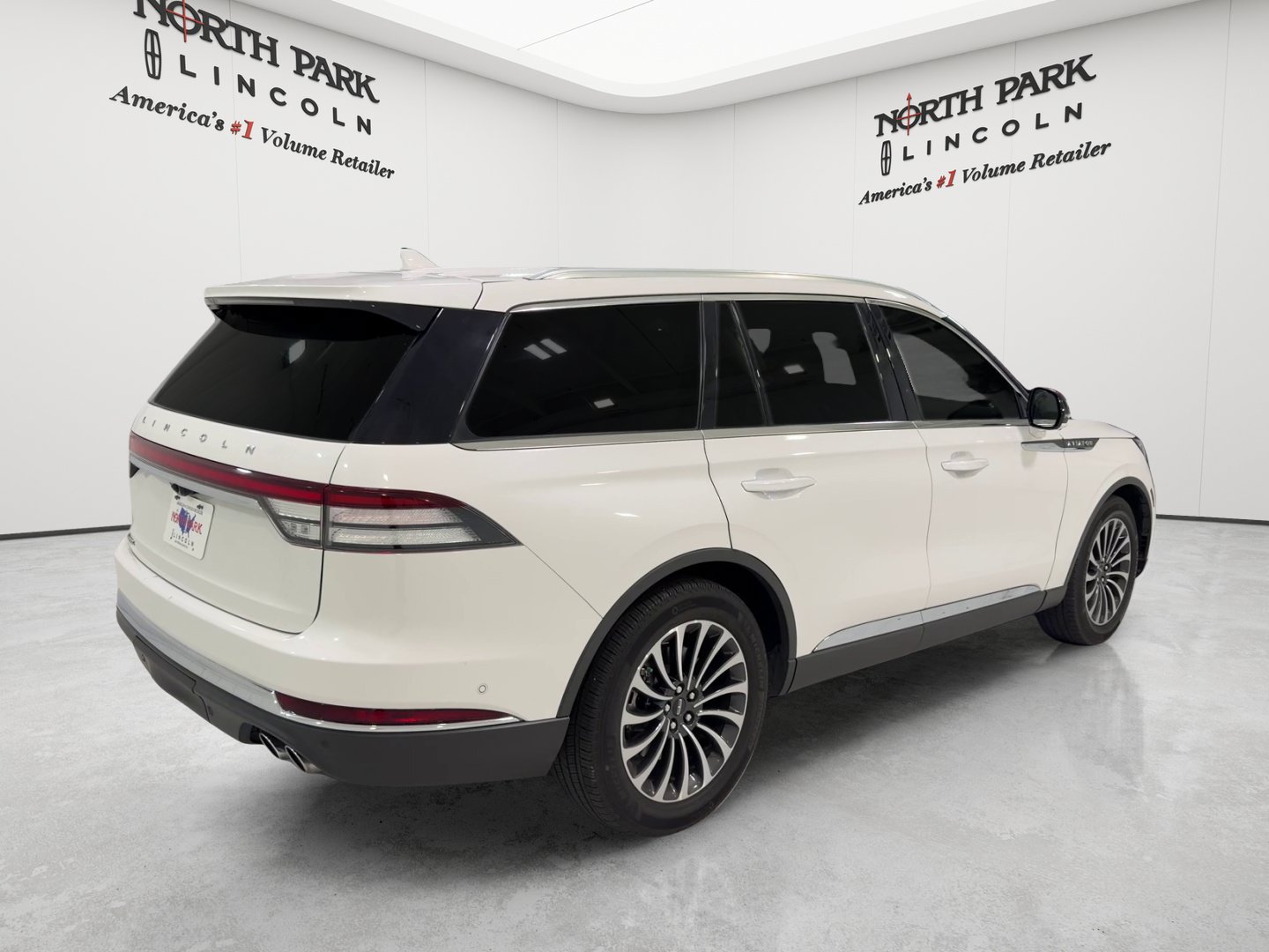 Used 2023 Lincoln Aviator Reserve w/ Class IV Trailer Tow Package RWD image 5