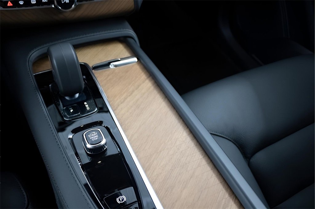 Certified 2025 Volvo XC90 T8 Plus w/ Protection Package Premier image 25