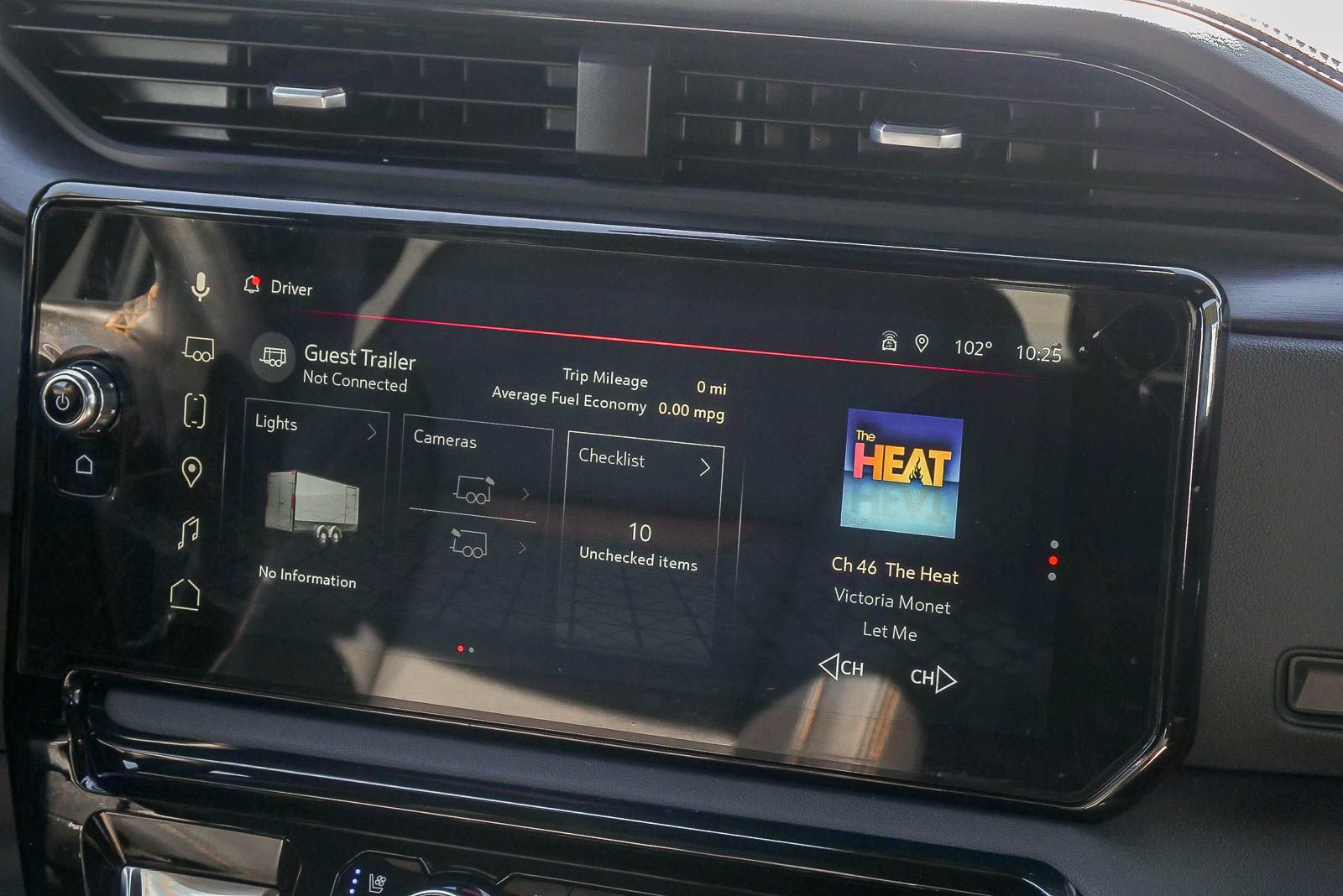 Used 2025 GMC Sierra 2500 AT4 image 13