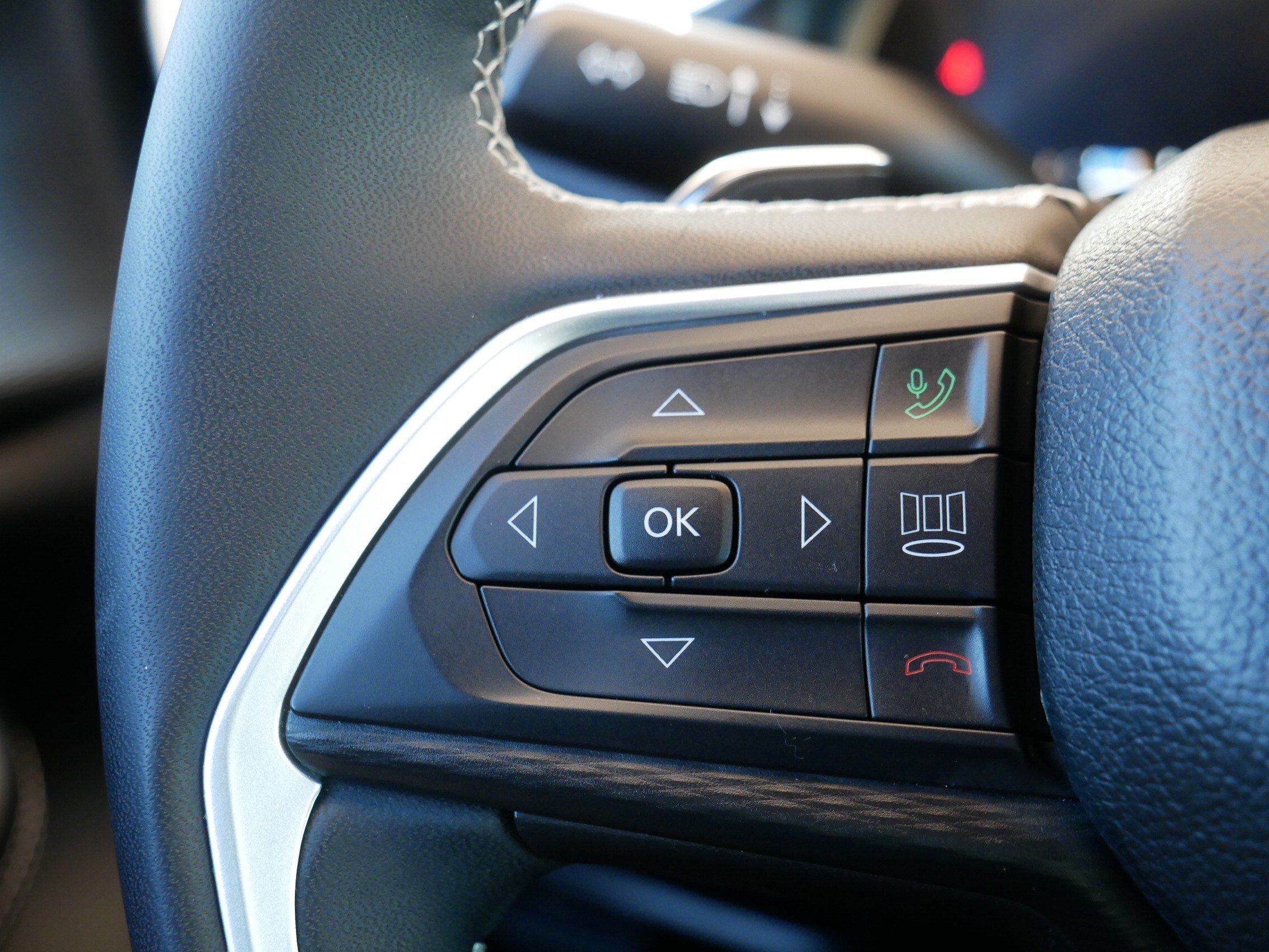 Used 2023 Jeep Grand Cherokee Altitude AWD/4WD image 28