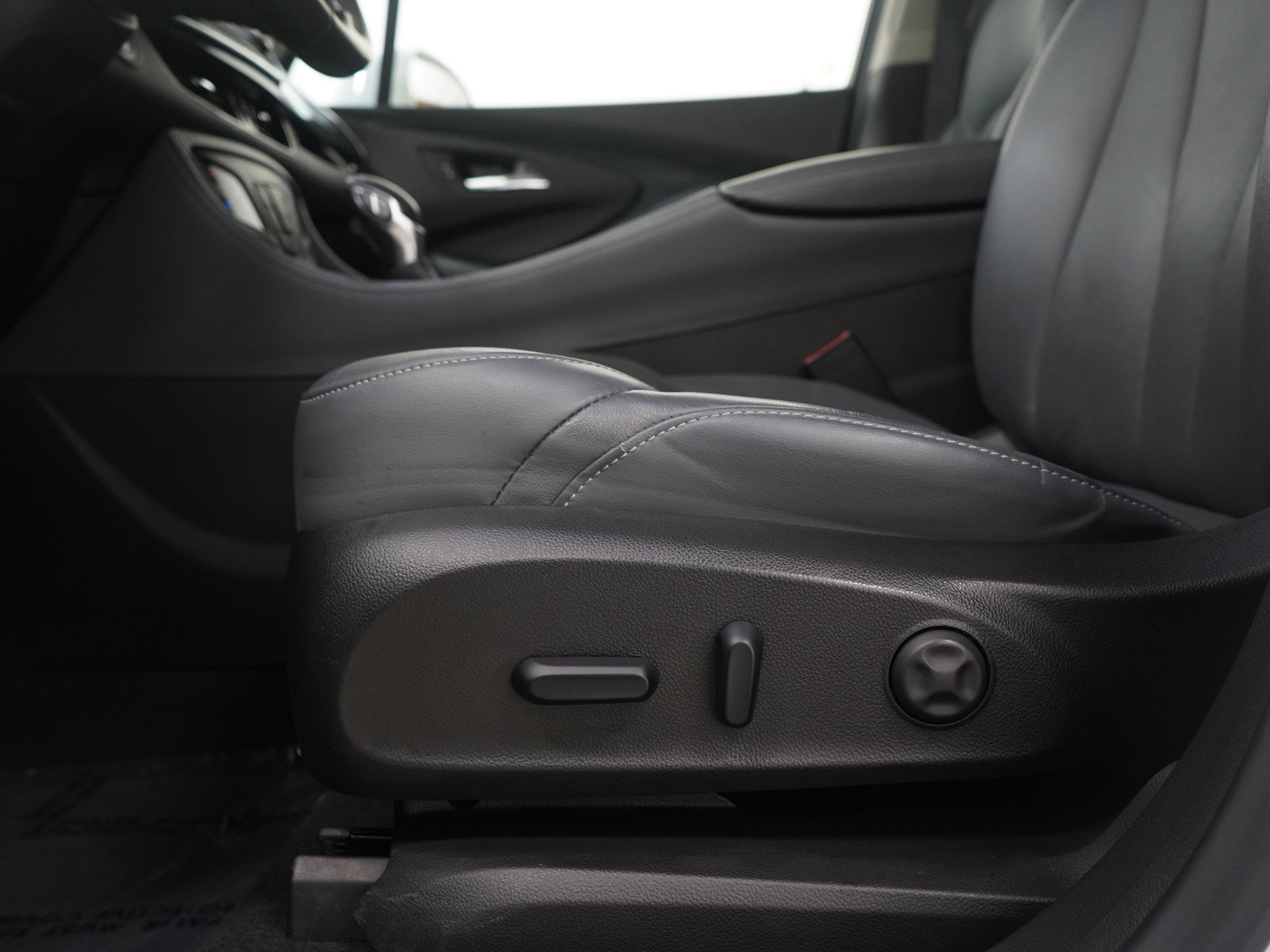 Used 2019 Buick Envision Essence image 23