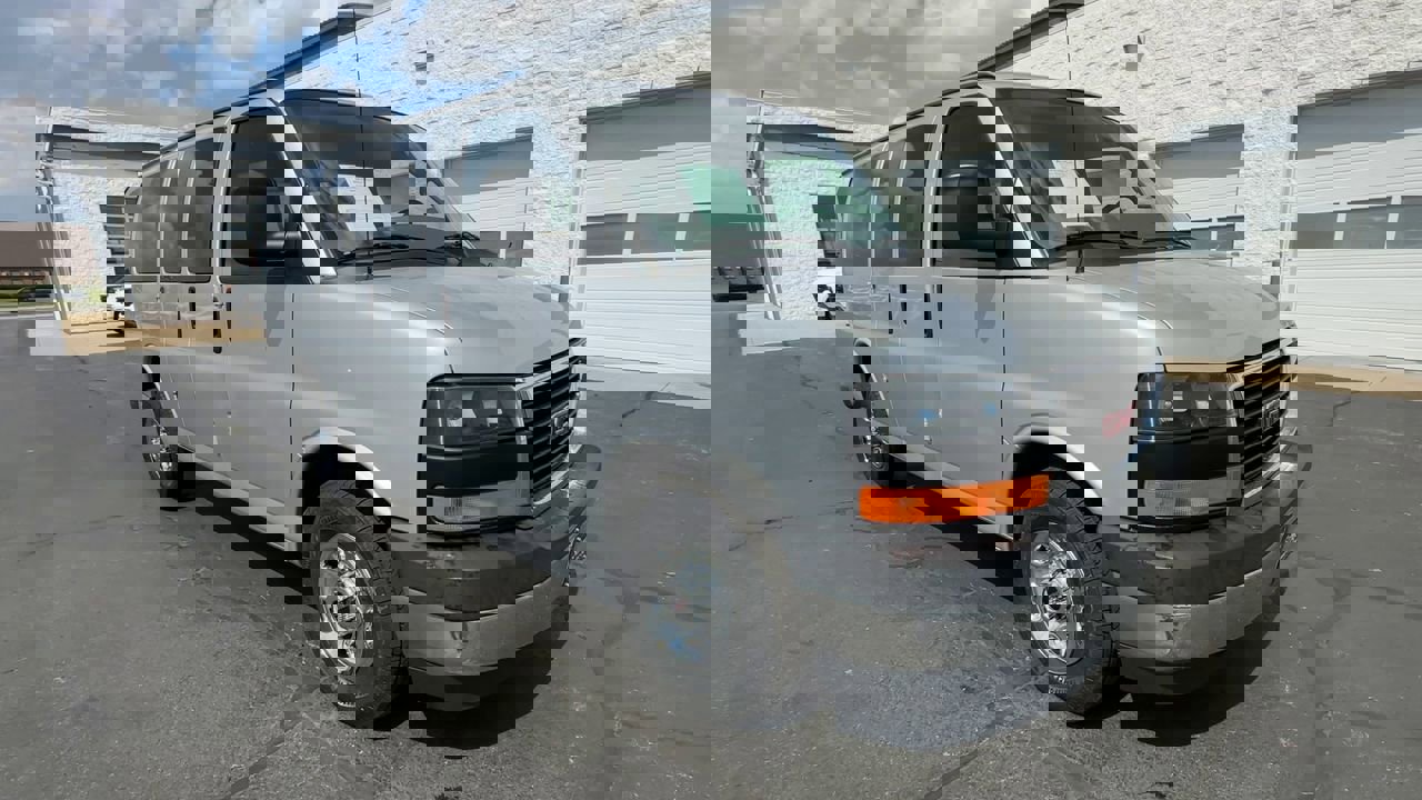 Used 2017 GMC Savana 2500 LT w/ LT Preferred Equipment Group image 2