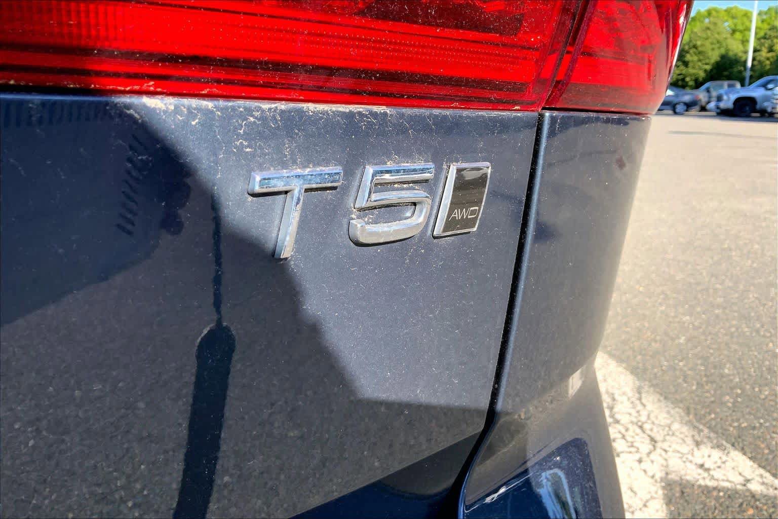 Used 2021 Volvo XC60 T5 Momentum w/ Premium Package AWD/4WD image 10