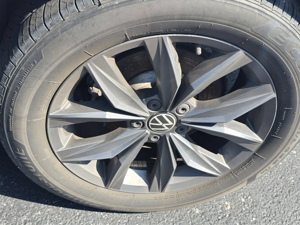 Used 2023 Volkswagen Tiguan SE w/ Panoramic Sunroof Package FWD image 24
