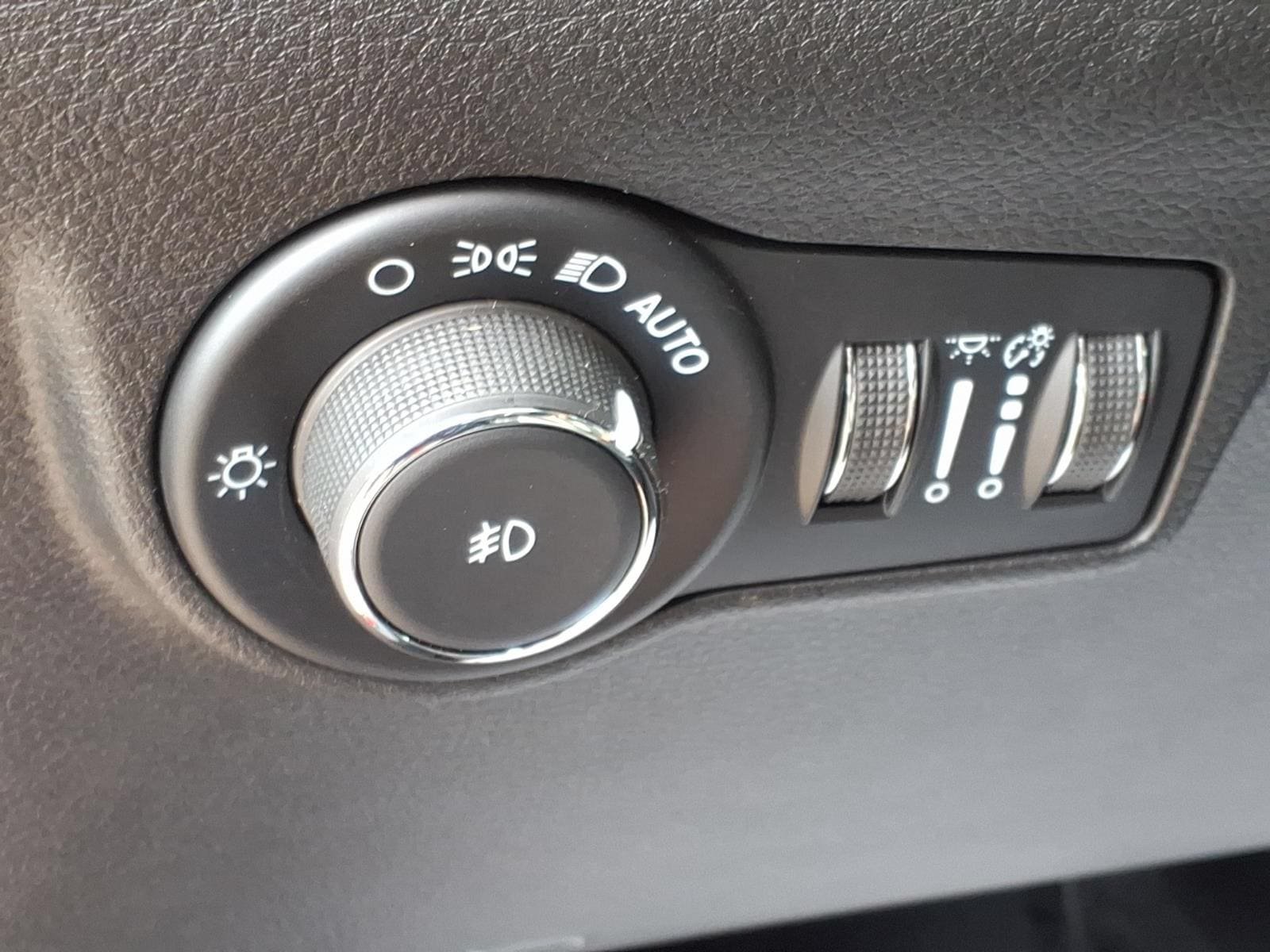 Used 2026 Jeep Compass Latitude AWD/4WD image 14