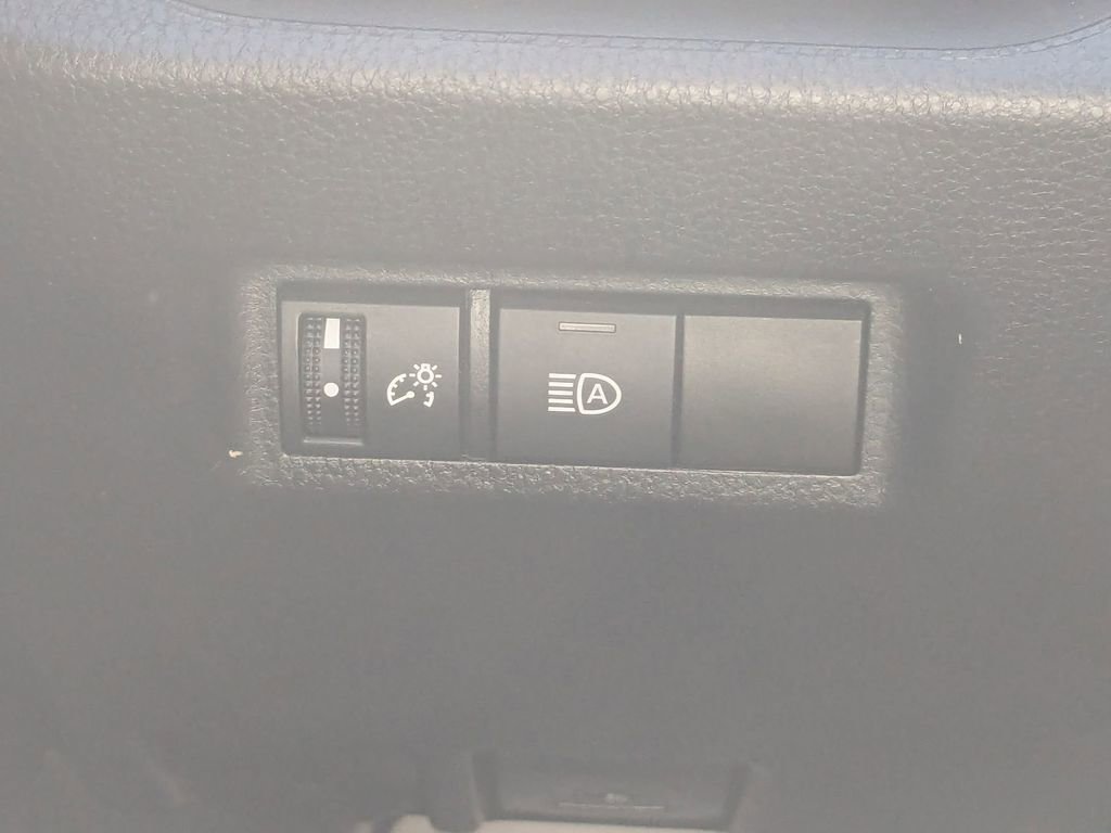 Used 2021 Toyota RAV4 LE image 16