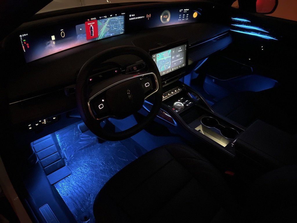 Used 2025 Lincoln Nautilus Premier w/ Equipment Group 102A image 9