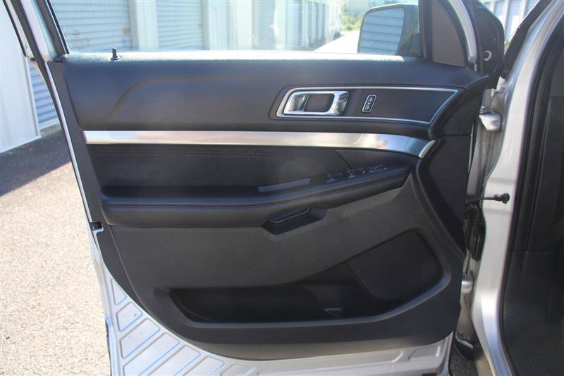 Used 2019 Ford Explorer XLT w/ Equipment Group 202A AWD/4WD image 14