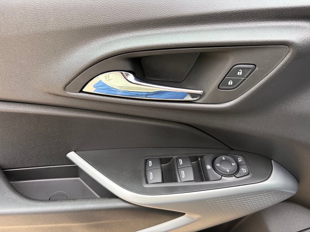 Used 2025 Chevrolet Trax RS w/ Sunroof Package FWD image 14