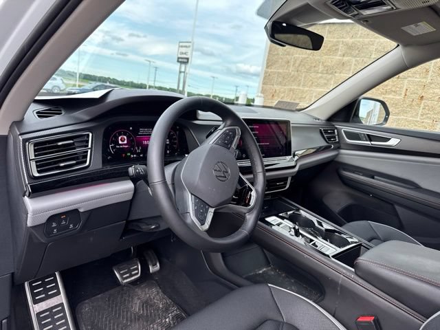 Used 2025 Volkswagen Atlas Peak Edition SE AWD/4WD image 17