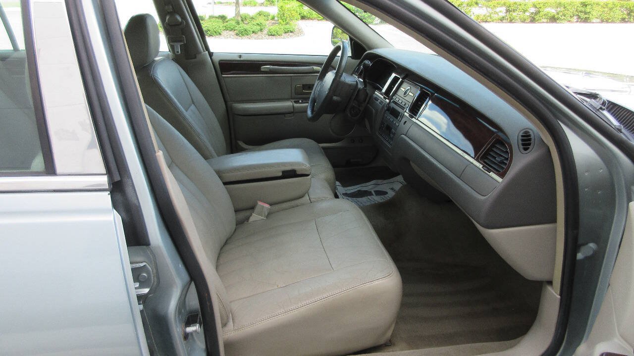 Used 2007 Lincoln Town Car Signature RWD image 22