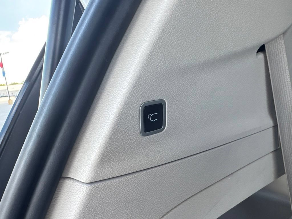 Used 2024 Chrysler Pacifica Touring-L FWD image 12
