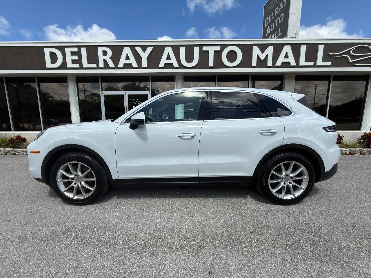 Used 2024 Porsche Cayenne AWD/4WD image 4