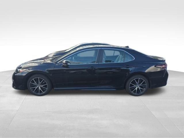 Used 2023 Toyota Camry SE image 4